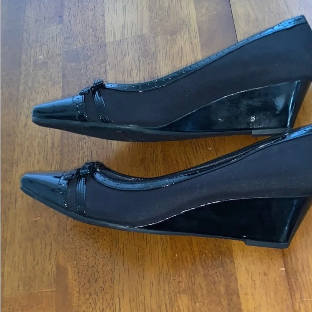 Excellent Preowned Condition Life Stride Wedge Shoes Size 8.5. Very cute and